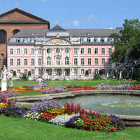 Rokoko in Trier: Der Südflügel des Kurfürstlichen Palais von Johannes Seiz (überragt von der Basilika) und der Palastgarten mit Plastiken von Ferdinand Tietz (Mitte 18. Jh.)