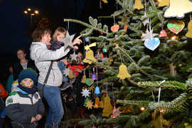 Selbstgebastelte Sterne, Glocken und Herzen schmücken den Weihnachtsbaum vor dem Rathaus.