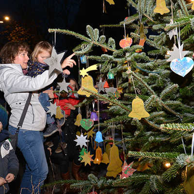 Selbstgebastelte Sterne, Glocken und Herzen schmücken den Weihnachtsbaum vor dem Rathaus.