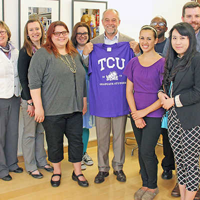Oberbürgermeister Klaus Jensen mit den Studierenden aus Fort Worth, die ihm ein T-Shirt ihrer Universität als Geschenk mitgebracht hatten.