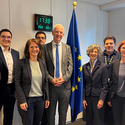 OB Wolfram Leibe (Mitte) sowie Vincent Schwall und Michael Sohn von der Stabsstelle für Umwelt und Mobilität (2. und 4. v. l.) im Gespräch mit Emma Toledano Laredo (4. v. r.) und ihrem Team.