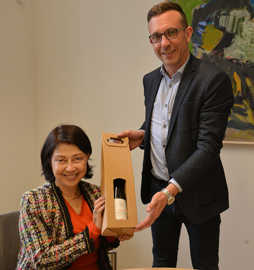 Sudawan Vadhayakorn, die Enkelin des Komponisten der thailändischen Nationalhymne, erhält von Dezernent Thomas Schmitt eine Flasche OB-Wein. Sudawan Vadhayakorn, die Enkelin des Komponisten der thailändischen Nationalhymne, erhält von Dezernent Thomas Schmitt eine Flasche OB-Wein.