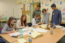 Jugendliche zählen im Humboldt-Gymnasium Stimmen der Jupa-Wahl aus.
