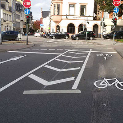 Die neue Fahrbahnaufteilung an der Kreuzung Kaiserstraße / Neustraße lässt dem Fahrradverkehr genügend Raum für eine sichere Überquerung des viel befahrenen Alleenrings. Foto: Stadtplanungsamt