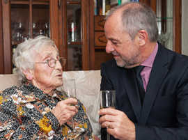 Foto: Oberbürgermeister Klaus Jensen stößt mit Amalie Kersten zu ihrem 100. Geburtstag an. 