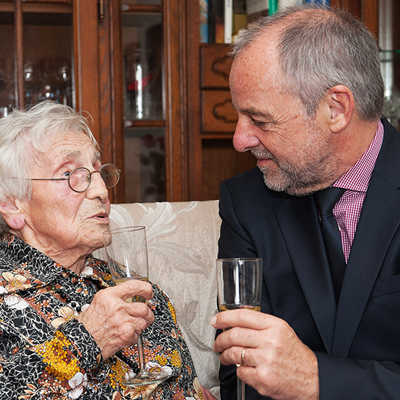Oberbürgermeister Klaus Jensen stößt mit Amalie Kersten zu ihrem 100. Geburtstag an. Foto: Rolf Lorig