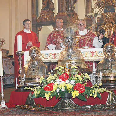Bei der von Pfarrer Joachim Waldorf (Mitte) und weiteren Priestern gefeierten Messe in der prächtigen spätbarocken Basilika St. Paulin schmücken zahlreiche Blumen den Altarraum.