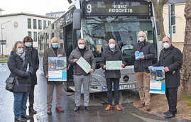 Einen Tag vor dem Start der ersten 9er Busse präsentieren die Projektpartner am Nikolaus-Koch-Platz das Konzept der neuen Linie