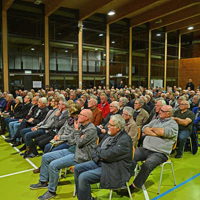 Über 200 Anwohnerinnen und Anwohner kamen zum ersten Starkregen-Workshop der Stadt in die Halle der Grundschule Tarforst.