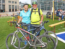 Hildegard und Hans-Josef Ernsdorf mit ihren Fahrrädern