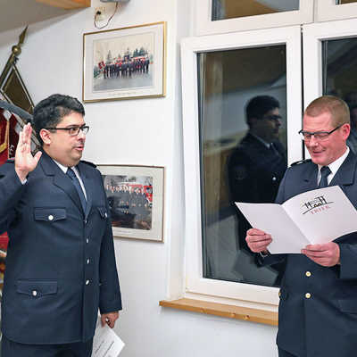 Josef Millen (links) steht an der Spitze der Freiwilligen Feuerwehr Ruwer. Der Trierer Brand- und Katastrophenschutzinspekteur Andreas Kirchartz (rechts) vereidigte ihn im Rahmen eines Ehrungsabends im Ruwerer Gerätehaus zum Ehrenbeamten. 