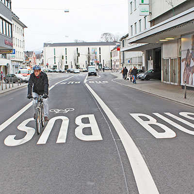 Im Margaretengäßchen können Radfahrer jetzt in beiden Fahrtrichtungen die Busspuren mit benutzen. Im gesamten Quartier wurden die Straßen fahrradfreundlich ummarkiert.