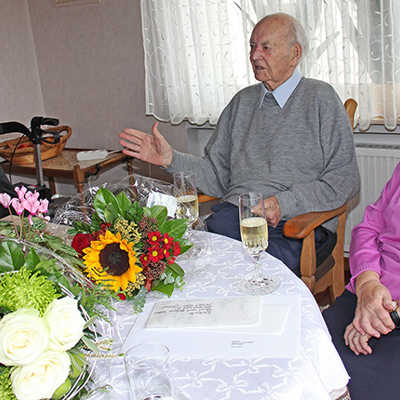 Im Gespräch mit Bürgermeisterin Angelika Birk (l.)  erzählen Paul und Helena Weber wie sich direkt nach dem Zweiten Weltkrieg das Leben der Trierer entwickelte.