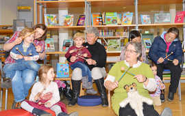 Unter der Anleitung von Pädagogin Silvia Willwertz erproben die Kinder in der Mitmach-Liederstunde der Stadtbibliothek ihr Rhythmusgefühl. 