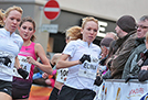 Teilnehmerinnen des Elitelaufs der Frauen kämpfen um eine gute Ausgangsposition. Archivfoto: Silvesterlauf Trier
