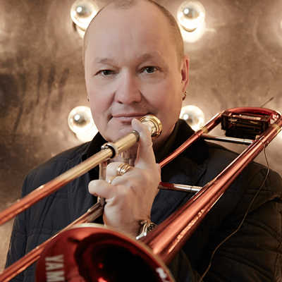 Nils Landgren tritt mit seiner roten Posaune auf, unterstützt von der Allstar-Band und der Neuen Frankfurter Philharmonie. Foto: Veranstalter