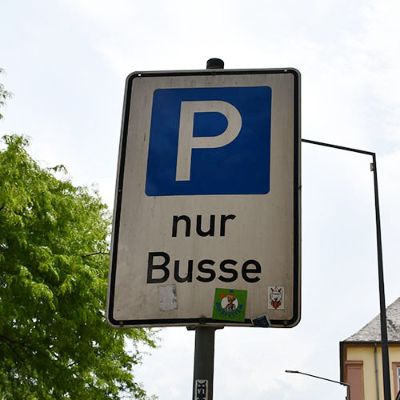 Schild am Parkplatz für Reisebusse in der Weberbach.
