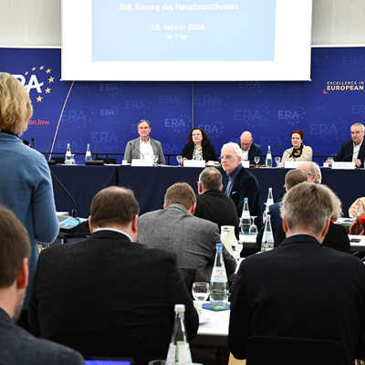 Bei der Tagung des Hauptausschusses des Deutschen Städtetags in der Europäischen Rechtsakademie unter dem Vorsitz von Präsident Markus Lewe (hinten 3. v. l.) war die Vorsitzende der Bundesagentur für Arbeit Andrea Nahles zu Gast (hinten, 2.v.l.).
