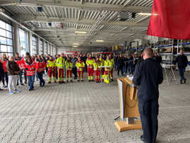 In einer Halle der Feuerwehr danken Andreas Kirchartz und OB Wolfram Leibe den zahlreichen Einsatzkräften.