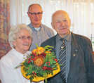 Seit 65 Jahren verheiratet: Eva und Hubert Koch mit Ortsvorsteher Horst Erasmy, der im Namen des Rathauses gratulierte.
