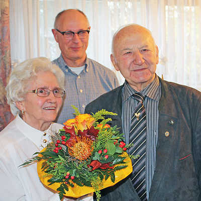 Seit 65 Jahren verheiratet: Eva und Hubert Koch mit Ortsvorsteher Horst Erasmy, der im Namen des Rathauses gratulierte.