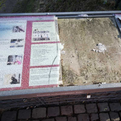 Die Schautafeln am Aussichtspunkt Petrisberg wurden massiv beschädigt – die Glasscheiben sind zerstört und auch die Texttafeln herausgerissen. Foto: StadtRaum Trier