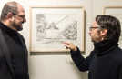 Thomas Egger (links) und Thomas Brandscheidt im Gespräch über eine der rund 30 Zeichnungen des Künstlers. Foto: ttm