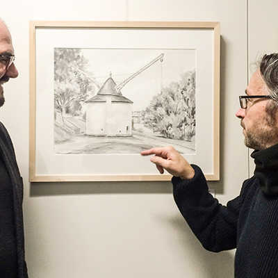 Thomas Egger (links) und Thomas Brandscheidt im Gespräch über eine der rund 30 Zeichnungen des Künstlers. Foto: ttm