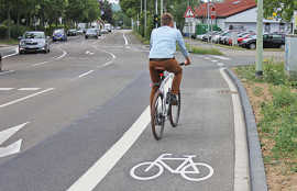 Auf dem frisch markierten Radfahrstreifen in der Straßburger Allee gelangen Radfahrer zügig und sicher durch den Stadtteil Heiligkreuz.