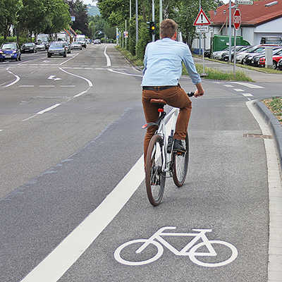 Auf dem frisch markierten Radfahrstreifen in der Straßburger Allee gelangen Radfahrer zügig und sicher durch den Stadtteil Heiligkreuz. Die Benutzung des Radfahrstreifens ist Pflicht, der Gehweg ist tabu. 