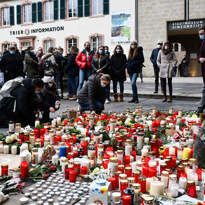Unmittelbar nach der Amokfahrt bekundeten viele Triererinnen und Trierer ihre Trauer und ihr Mitgefühl mit den Opfern mit Kerzen an der Porta Nigra. Zum ersten Jahrestag gibt es einen Gedenkgottesdienst im Dom.