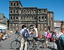 Foto: Fahrrad-Touristen am Porta-Nigra-Platz