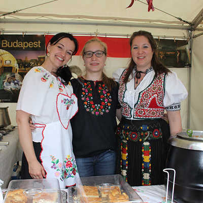 Verschiedene Nationen stellen sich beim Internationalen Fest vor, so wie 2015 diese jungen Frauen in ungarischer Landestracht.