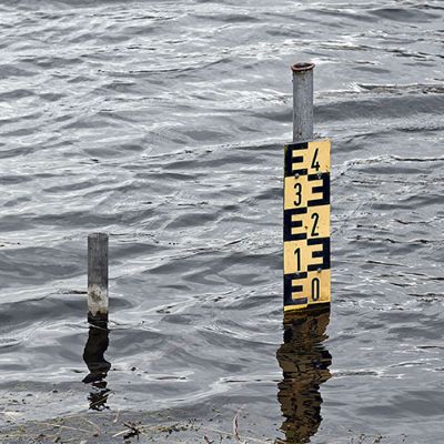 Skala an einem Flusspegel.