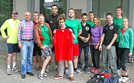 Nach den ersten beiden Etappen ihres Staffellaufs begrüßt OB Klaus Jensen  (2. v. l.) die luxemburgischen Studierenden mit Unipräsident Prof. Michael Jäckel vor dem Rathaus.