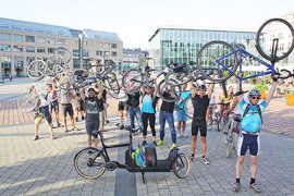 Teilnehmer der Critical Mass Trier halten ihre Fahrräder über dem Kopf