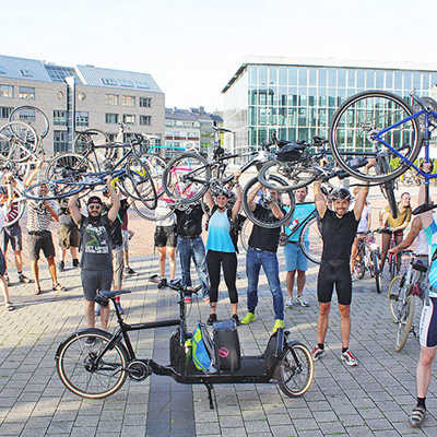 Teilnehmer der Critical Mass Trier demonstrieren Stärke auf dem Viehmarkt.