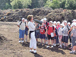 Ilse Wittmütz erklärt den Kindern, wie Kleinstlebewesen als Mitarbeiter der  A.R.T. die Gartenabfälle zersetzen. Foto: A.R.T.