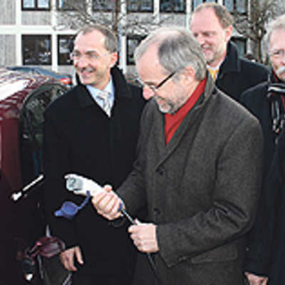 Noch etwas ungewohnt ist die Betankung des neuen gemeinsamen Dienstautos für OB Klaus Jensen und die Bürgermeister Berthold Biwer (Konz, r.) und Otmar Rößler (Schweich, 2. v. r.).
