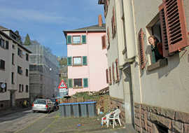 Foto: Barbara Baumann schaut aus dem Fenster ihres Büros im Haus Nummer 5 in der Magnerichstraße