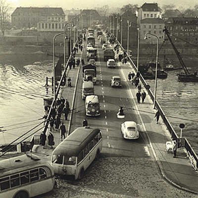Seit der Römerzeit ist die Trierer Moselbrücke eine der Hauptverkehrsadern der Stadt. Diese Aufnahme entstand in den frühen 60er Jahren des vergangenen Jahrhunderts.