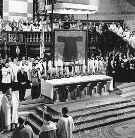 Bei der Heilig-Rock-Wallfahrt 1959 hing die Tunika über dem Altar im Dom und konnte auch schon aus größerer Entfernung betrachtet werden. Foto: Archiv/Bistum Trier
