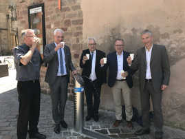 Weihbischof Jörg Peters, OB Wolfram Leibe, Dezernent Andreas Ludwig sowie die SWT-Vorstände Arndt Müller und Steffen Maiwald (v.l.) testen den neuen Wasserspender. Weihbischof Jörg Peters, OB Wolfram Leibe, Dezernent Andreas Ludwig sowie die SWT-Vorstände Arndt Müller und Steffen Maiwald (v.l.) testen den neuen Wasserspender.