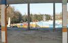 Blick durch das bereits zu großen Teilen „entkernte“ Eingangsgebäude des Südbads auf das große Schwimmbecken.