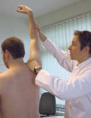 Der Trierer Orthopäde Dr. Christian Fink untersucht das Schultergelenk eines Patienten.