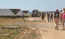 Die AMG-Schülerinnen machen sich auf den Weg zur Solaranlage in Kenn. Foto: Stadtwerke