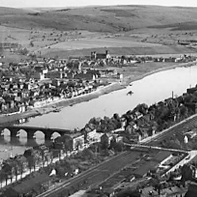 Trier um das Jahr 1935: Blick von Trier-West über den Süden der Stadt mit der neugotischen Herz-Jesu-Kirche und der Benediktinerabtei St. Matthias.  Foto: Bildband „Das Moseltal“