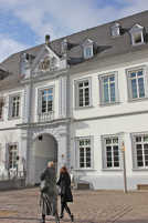 Das Café „Kokolores“ im Palais Walderdorff (r.) grenzt an die Bibliothek an. Neben einer Gastronomie wäre dort Platz für die Zeitungs- und Zeitschriftenabteilung. 