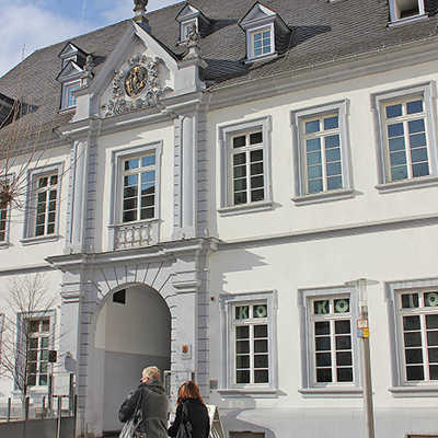Das Café „Kokolores“ im Palais Walderdorff (r.) grenzt an die Bibliothek an. Neben einer Gastronomie wäre dort Platz für die Zeitungs- und Zeitschriftenabteilung. 