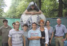 Gemeinsam mit den Jugendlichen freuen sich Gerrit Rohlfs (v. l.) vom städtischen Grünflächenamt, Sozialpädagogin Maren Zollikofer und Künstlerin Nadja Selting über die fast fertige Skulptur im Park Nells Ländchen.